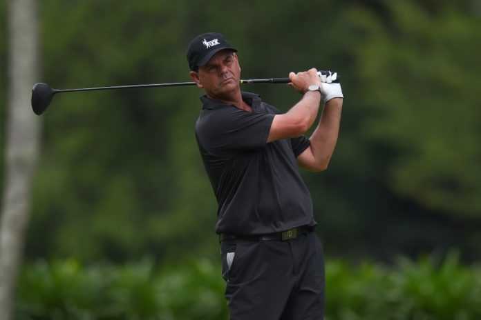 stuart-duff-malaysia-2019a Stuart Duff NZ, (In black) Asia Pacific Seniors Championships, Sungai Long Golf and Country Club in Kuala Lumpur (SLGCC / photo by Toha Dol )