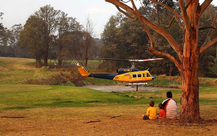 australian-bushfires-golf-course golf course bushfire helicopter