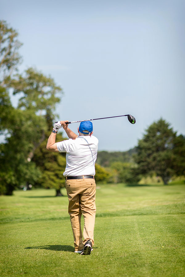 Mark Hadlow on the golf course (Photo: Karla Karaitiana)
